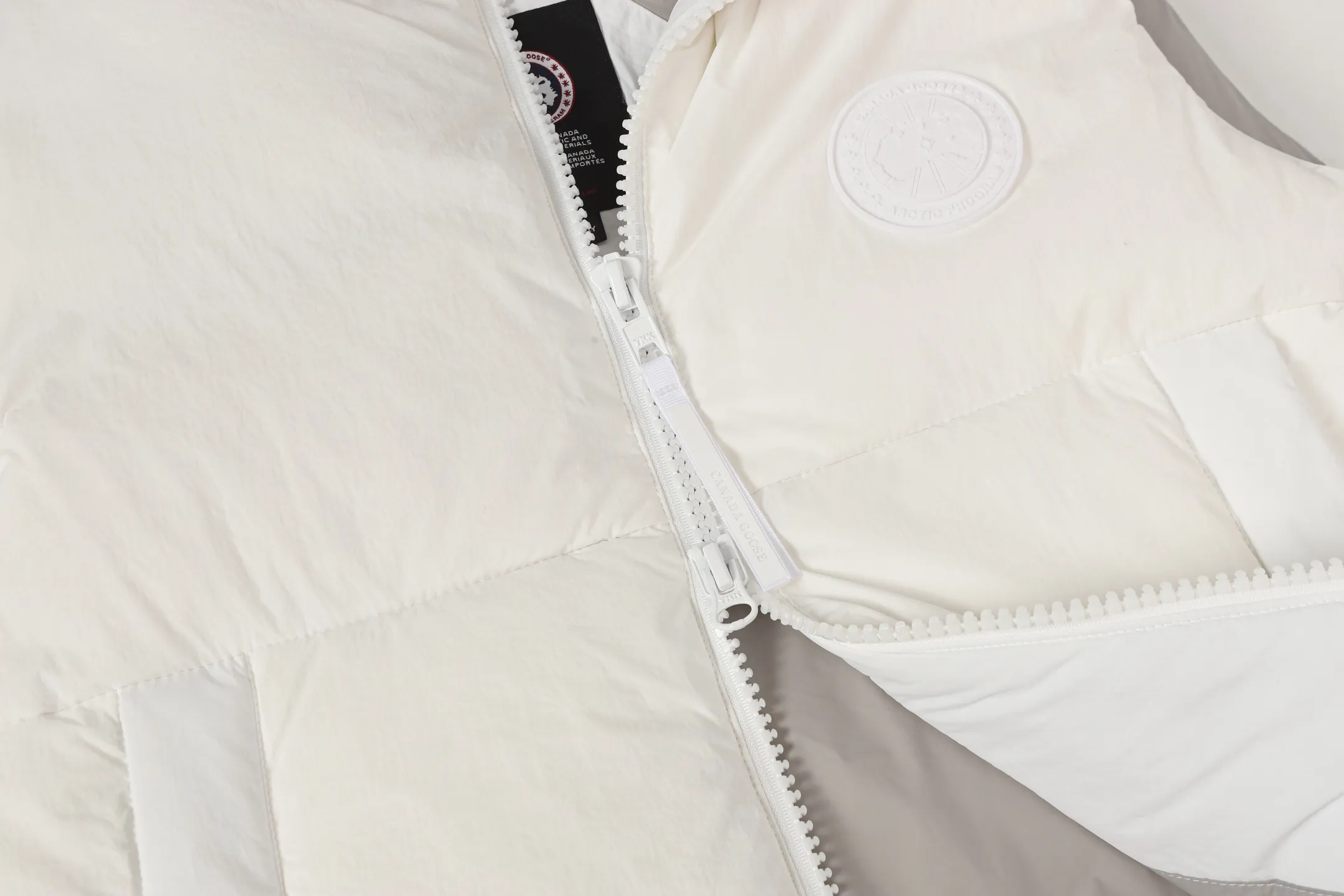P480 CANADA GOOSE/PASTELS capsule white label series down vest The white label series is a capsule limited series and the most popular PASTELS series this year. The chest labels are all white badges with pure silicone texture. The pattern has a strong contrast between concave and convex. The topographic map of Canada on the badge is lifelike. The plastic material used for currency logos on the market is very hard to the touch! Our original independent order accessories are all custom-made original accessories. The imported YKK zipper has correct teeth and the zipper teeth are very thick. The zipper webbing logo is printed with three M fluorescent colors and the original custom-made washed logo. The placket webbing and wiring details are all restored. Color: Black Pure White Light Pink Khaki Moonlight Gray Size: XS S M L XL